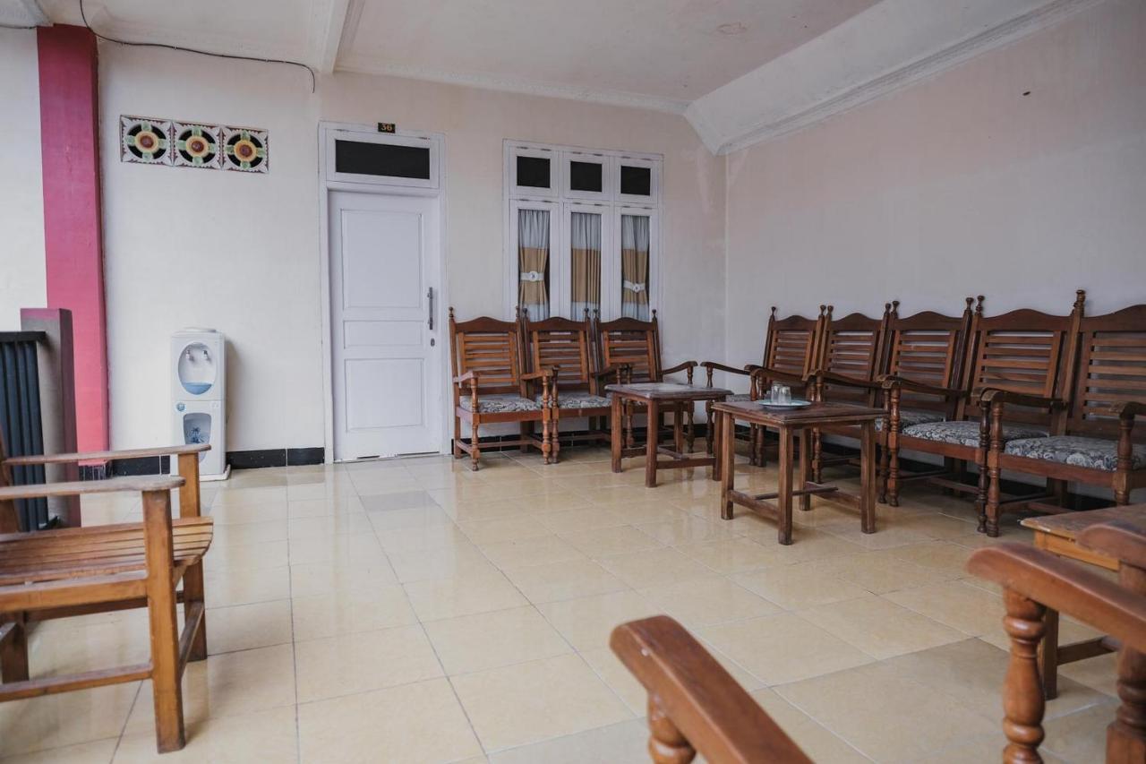 Hotel Reddoorz Syariah Near Kebun Raya Liwa Negarabatin Exterior foto