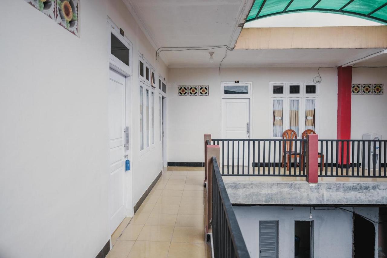 Hotel Reddoorz Syariah Near Kebun Raya Liwa Negarabatin Exterior foto